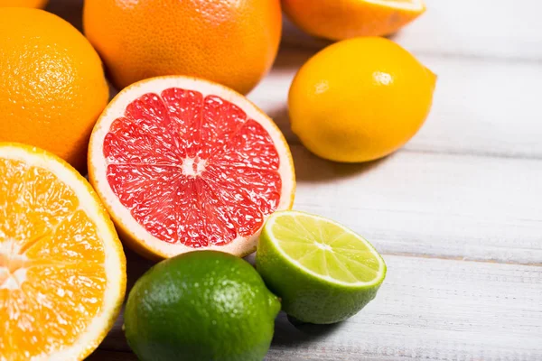 Verse citrusvruchten op een bruin houten tafel — Stockfoto