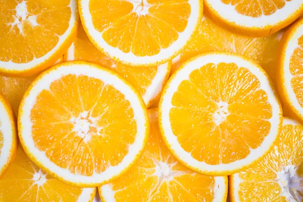オレンジ色の背景をスライスしました。食べ物や飲み物 — ストック写真