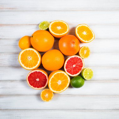 Taze narenciye kahverengi ahşap bir masa üzerinde