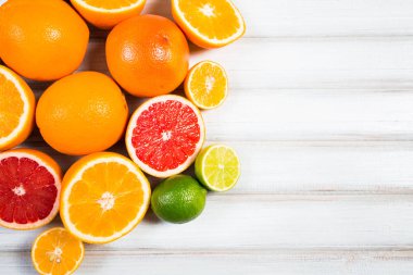 Taze narenciye kahverengi ahşap bir masa üzerinde