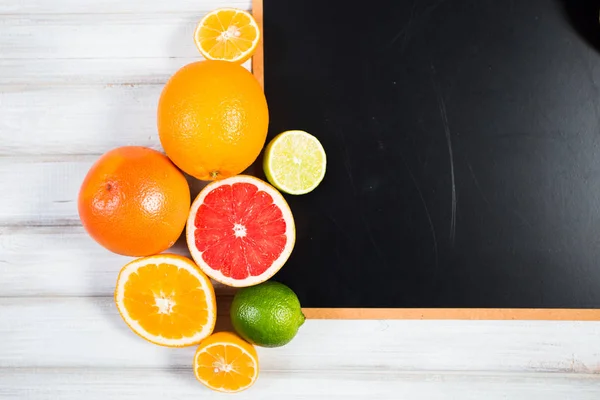 Het schoolbord met frisse citrus — Stockfoto