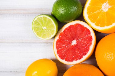 Taze narenciye kahverengi ahşap bir masa üzerinde