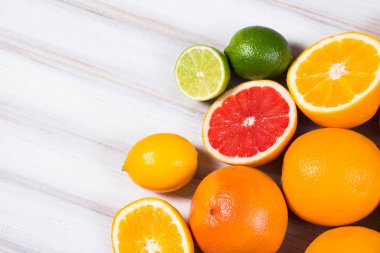 Taze narenciye kahverengi ahşap bir masa üzerinde