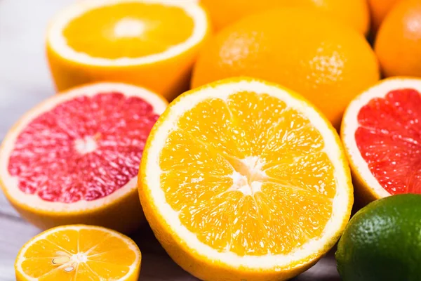 Taze narenciye kahverengi ahşap bir masa üzerinde