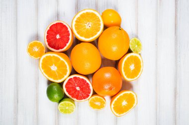 Taze narenciye kahverengi ahşap bir masa üzerinde