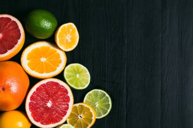 Taze narenciye stihli. Limon, limon, greyfurt ve portakal siyah bir zemin üzerine