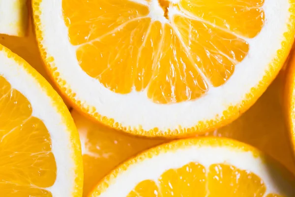 Оранжевый фон из слайса текстуры апельсина . — стоковое фото