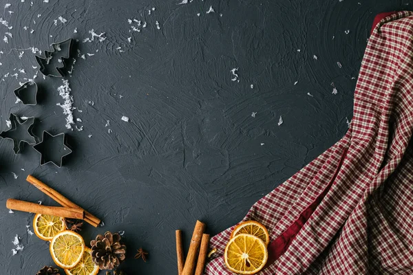 Fundo de Natal com abeto, canela, laranjas secas, toalha, papel manteiga . — Fotografia de Stock