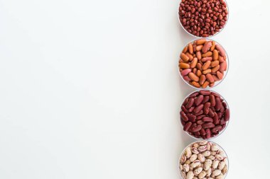 Yuvarlak tabakta farklı tohumlar sıralanır..