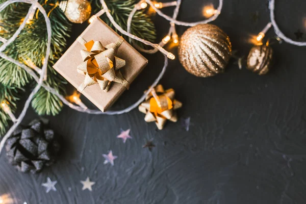 Regali di Natale su sfondo nero. Sfondo natalizio con abete, ghirlande, regali . — Foto Stock