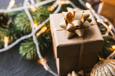 Siyah arka planda Noel hediyeleri. Noel arkaplanı köknar ağacı, çelenk, hediye.