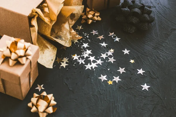 黒を基調としたクリスマスプレゼント。星とのオープンギフト. — ストック写真