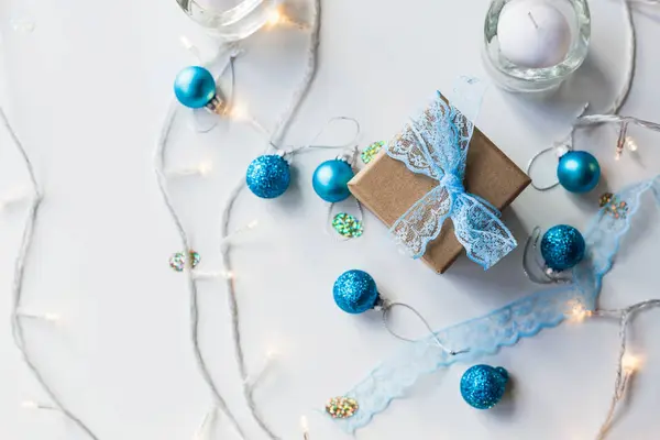 Bella composizione natalizia con regalo o scatola regalo su sfondo bianco . — Foto Stock