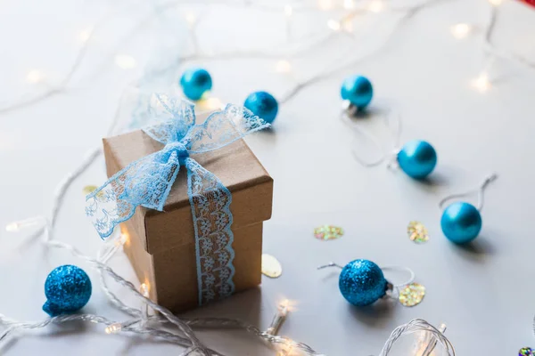 Bella composizione natalizia con regalo o scatola regalo su sfondo bianco . — Foto Stock
