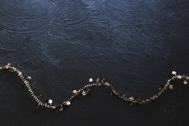 Siyah arka planda Noel altın çelengi.