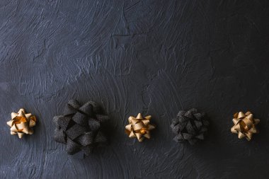 Siyah arka planda hediye paketi için altın ve siyah pruva. Noel.