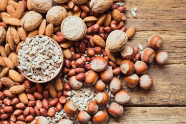 Fındık, badem, ceviz, fıstık, fındık, ayçekirdeği karışımı.