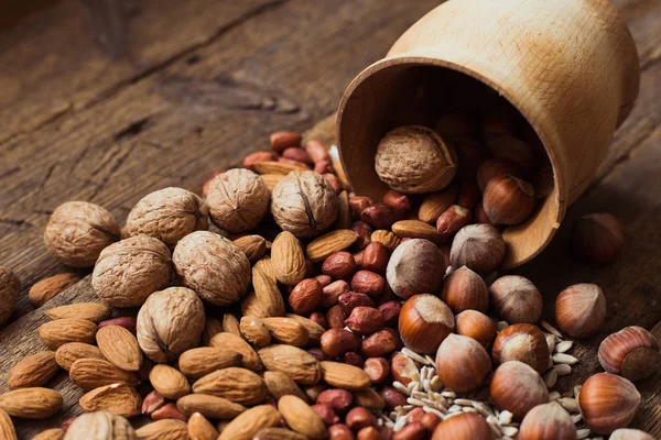 Mezcla de frutos secos Almendras, nueces, cacahuetes, avellanas, semillas de girasol Imágenes de stock libres de derechos