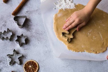 Gri arka planda Noel kurabiyesi pişirmek