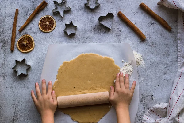 Cucinare biscotti di pan di zenzero di Natale su uno sfondo grigio — Foto Stock