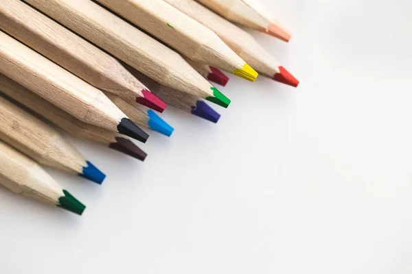 Drewniane kolorowe ołówki zwykłe na białym tle — Zdjęcie stockowe