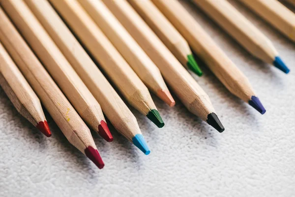 Drewniane kolorowe ołówki na szarym tle — Zdjęcie stockowe