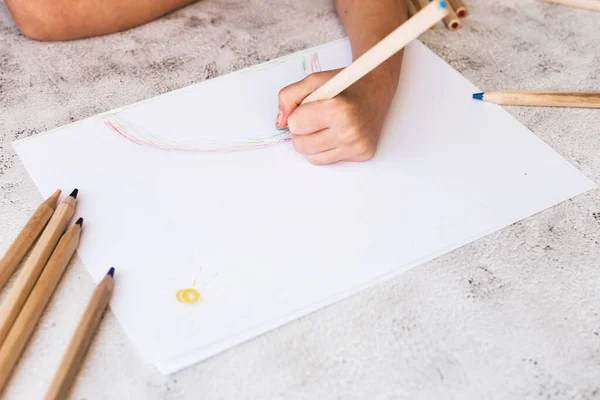 Τα χέρια του παιδιού είναι βαμμένα με χρωματιστά μολύβια σε λευκό χαρτί.. — Φωτογραφία Αρχείου