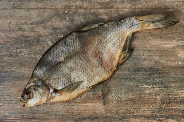 Ahşap masa üzerinde tuzlu stockfish