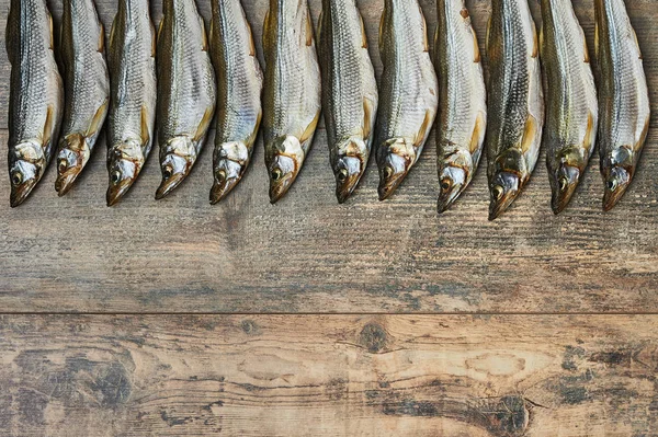 Peixes salgados na mesa de madeira — Fotografia de Stock