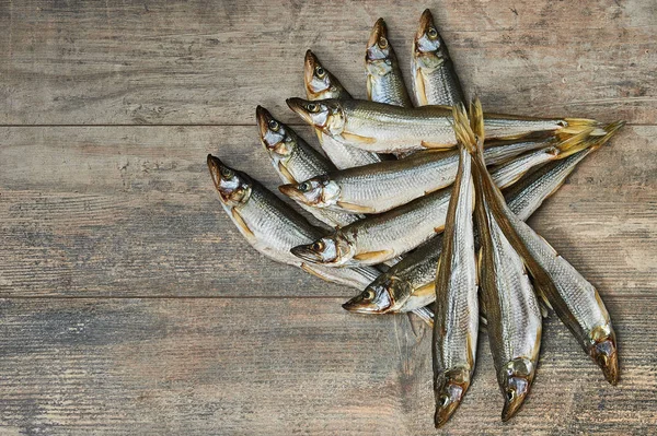 Peixes salgados na mesa de madeira — Fotografia de Stock