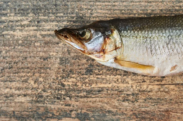 Peixes salgados na mesa de madeira — Fotografia de Stock
