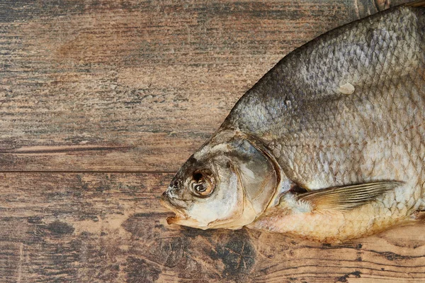 Peixes salgados na mesa de madeira — Fotografia de Stock