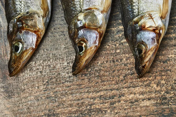 Peixes salgados na mesa de madeira — Fotografia de Stock