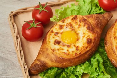 Ekmek peynir dolu geleneksel Gürcü yemeği