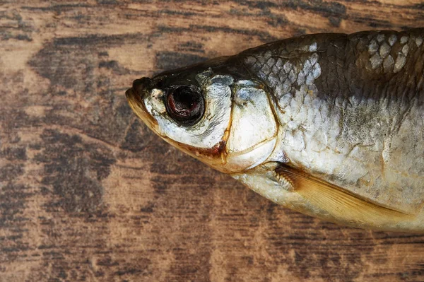 Peixes salgados na mesa de madeira — Fotografia de Stock