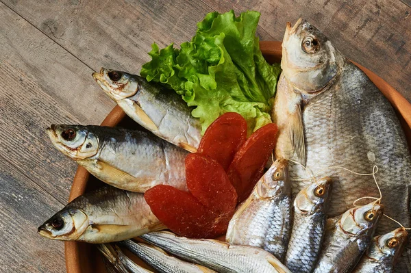 Peixes salgados na mesa de madeira — Fotografia de Stock