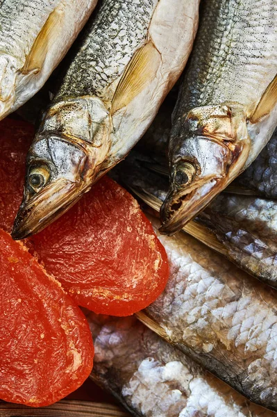 Peixes salgados na mesa de madeira — Fotografia de Stock