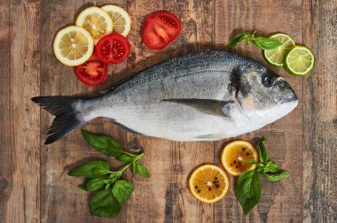 Çiğ çiğ dorado ahşap tablo.