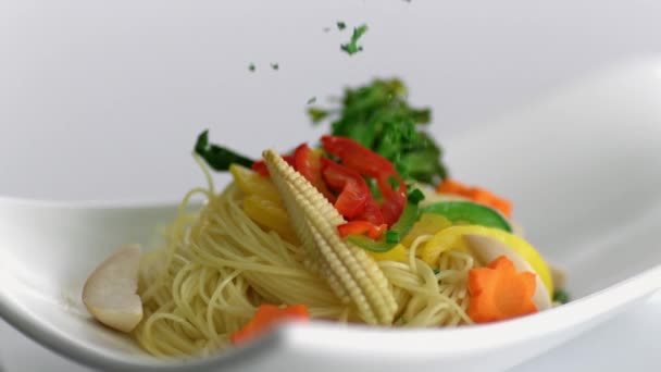 Köstliche Gemüseplatte Und Korianderblätter Fallen Zeitlupe Auf Teller Mit Mais — Stockvideo