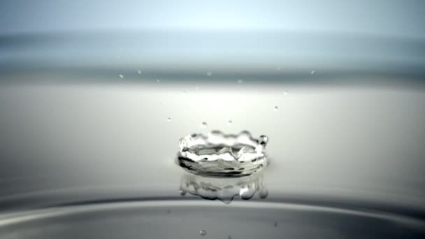 超スローモーションで撮影された水のドロップ 王冠を形成し 余波も非常に細かく興味深いです ファントムカメラで高速撮影 High Speed Liquid — ストック動画