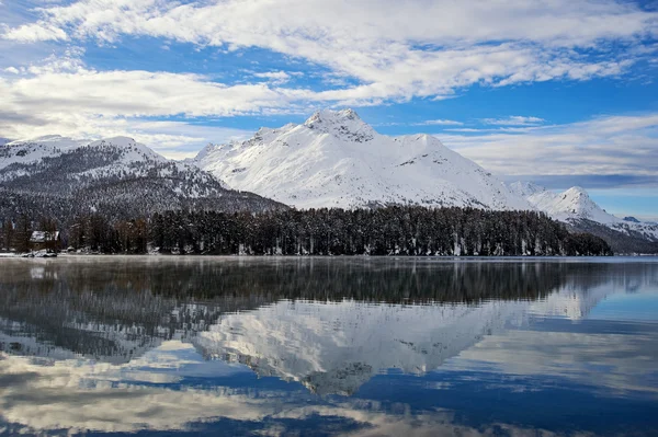 Lago suíço no inverno — Fotografia de Stock