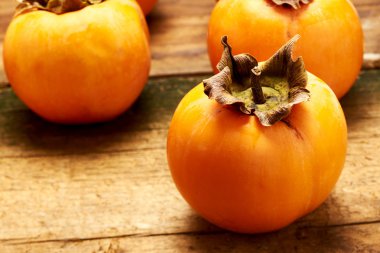 Bir ahşap tahta üzerinde nefis Trabzon hurması