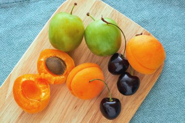 kiraz, yeşil erik ve kayısı