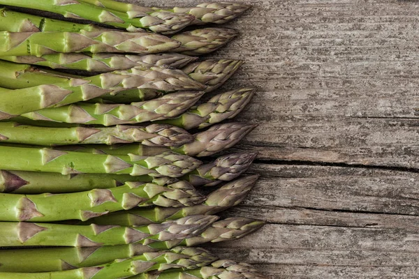 Asperges op een tafel — Stockfoto