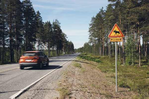 Podróżowanie samochodem w Finlandii (matowy stiyle) — Zdjęcie stockowe
