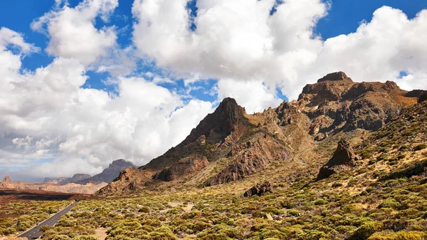 Paesaggio con una strada e una montagna dell'entroterra di Tenerife — Foto Stock