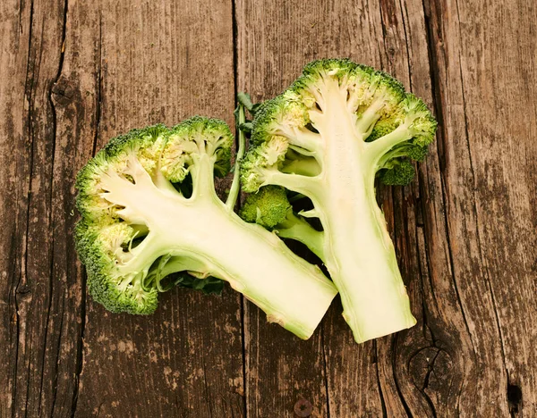 Broccoli resting on an old table — Stock Photo, Image