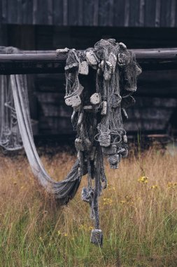 Eski balıkçı net asılı. Mat stili,