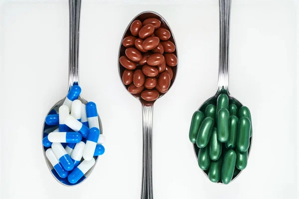 Leki i suplementy diety na łyżki — Zdjęcie stockowe