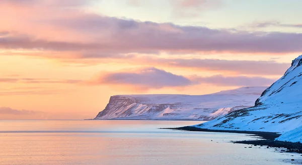 Wunderschöner Wintersonnenaufgang in Island. — Stockfoto